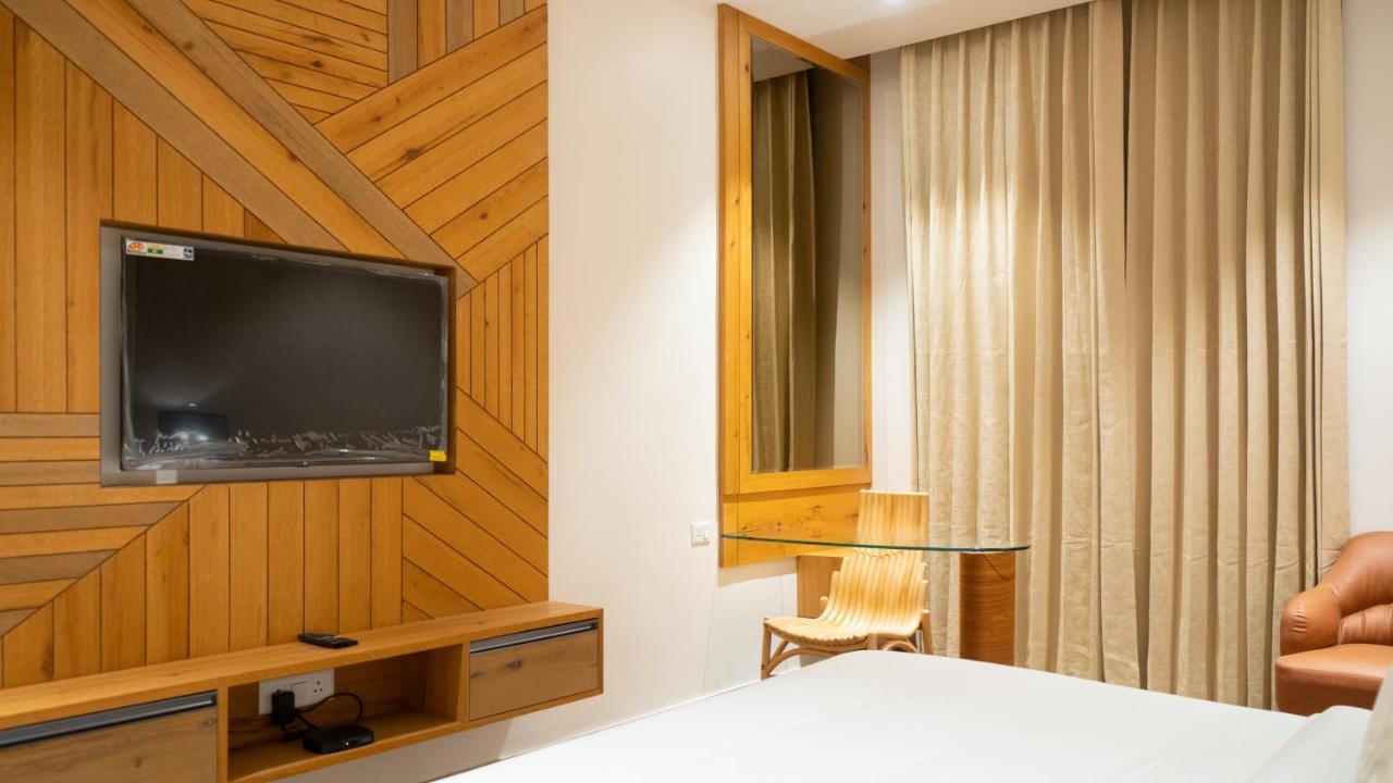 Clarks Inn Suites คางกรา ภายนอก รูปภาพ