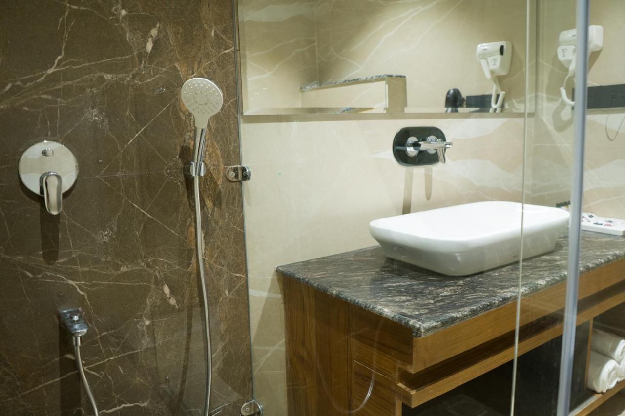 Clarks Inn Suites คางกรา ภายนอก รูปภาพ