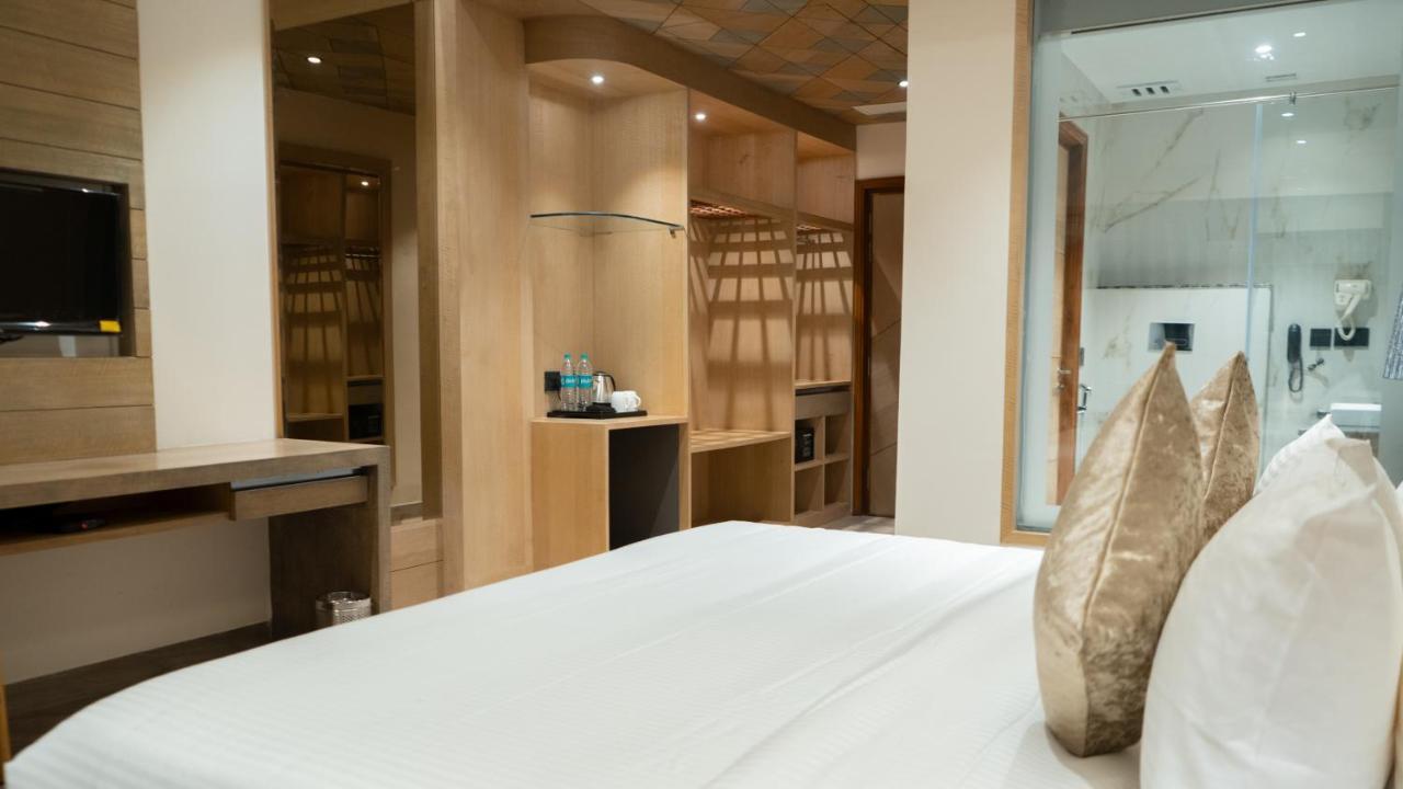 Clarks Inn Suites คางกรา ภายนอก รูปภาพ