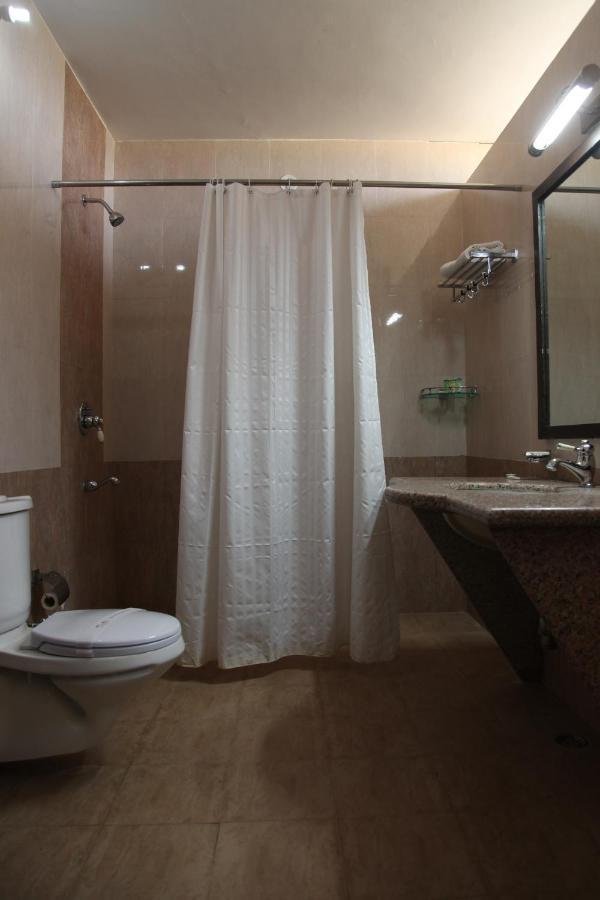Clarks Inn Suites คางกรา ภายนอก รูปภาพ