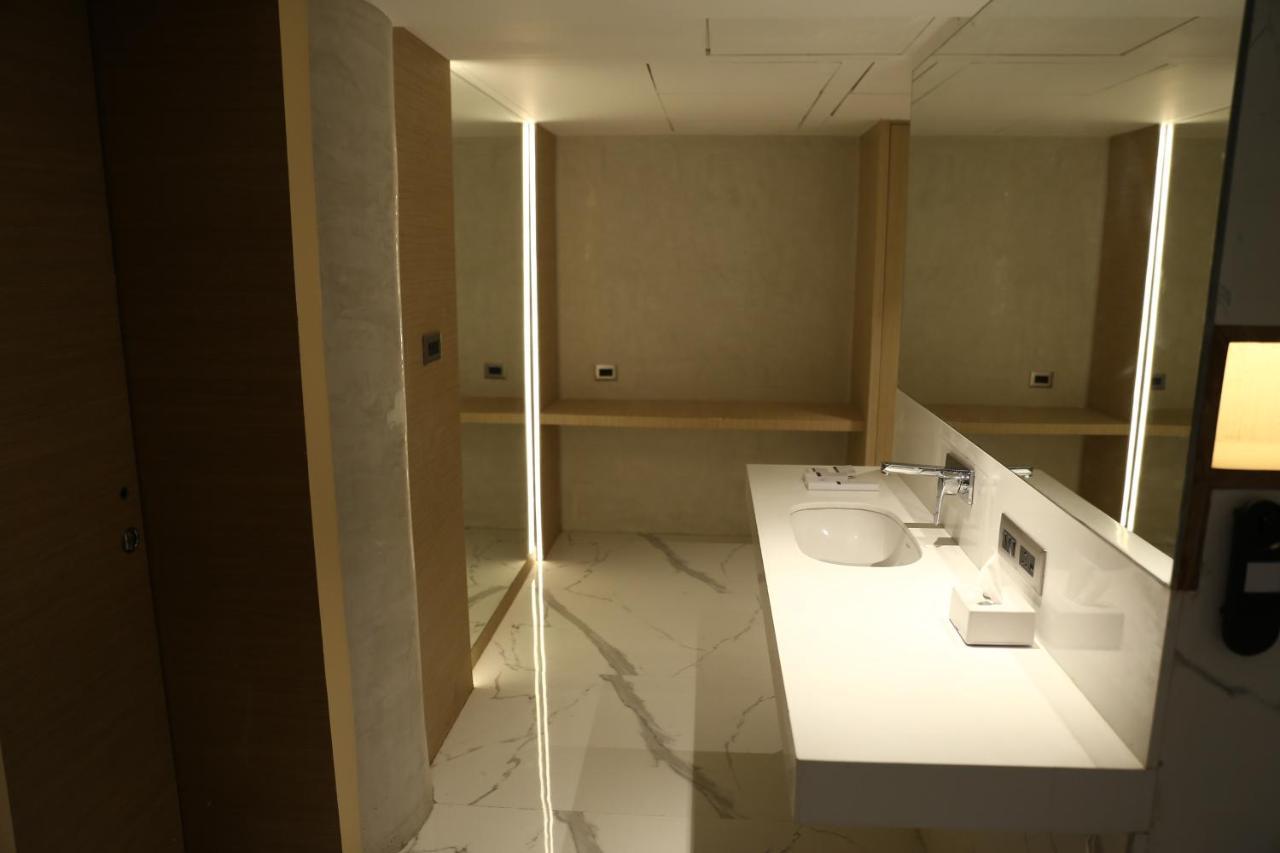 Clarks Inn Suites คางกรา ภายนอก รูปภาพ